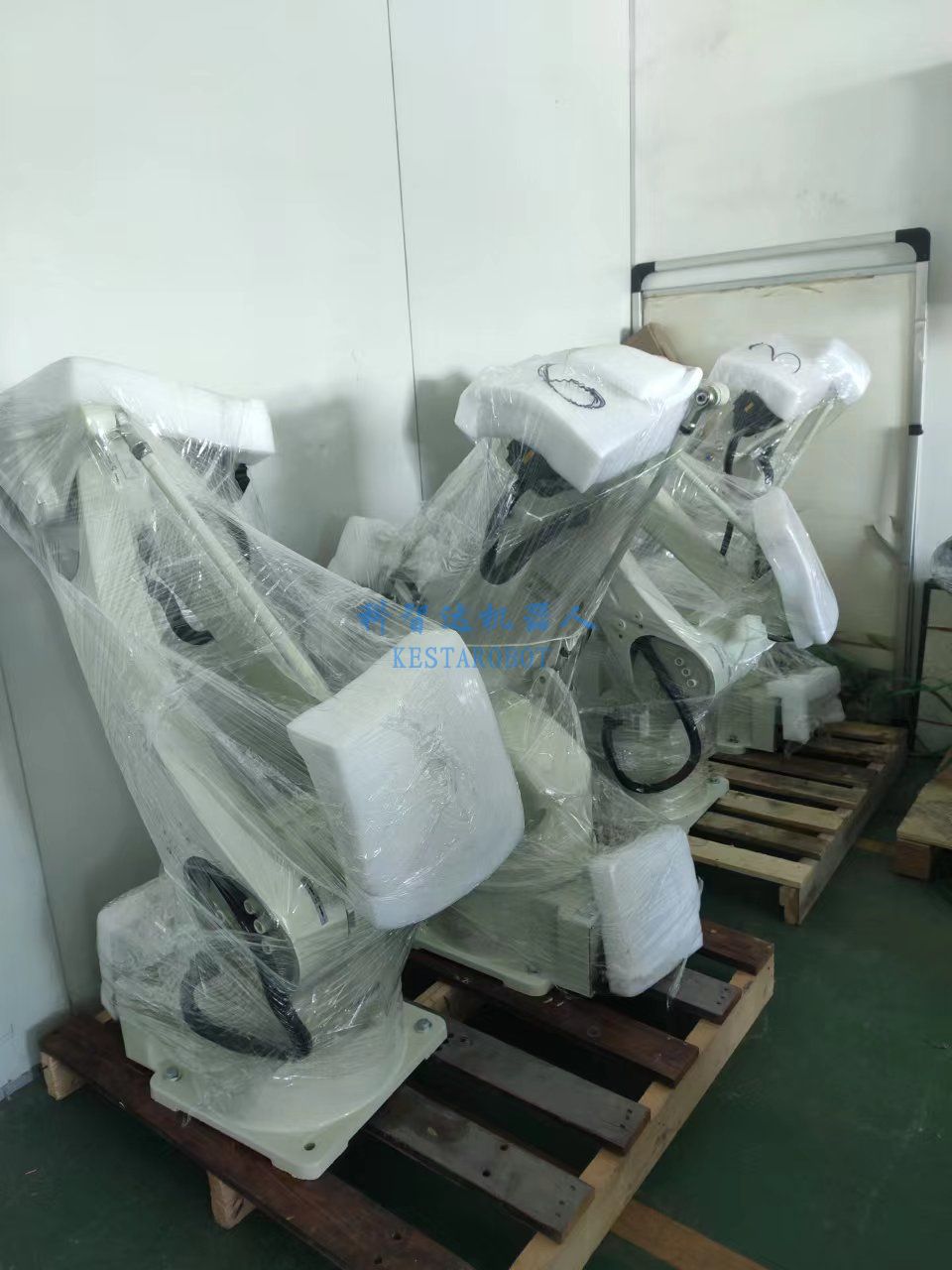 四軸關(guān)節(jié)機(jī)器人批量生產(chǎn)中(圖12) 四軸關(guān)節(jié)機(jī)器人批量生產(chǎn)中(圖12)